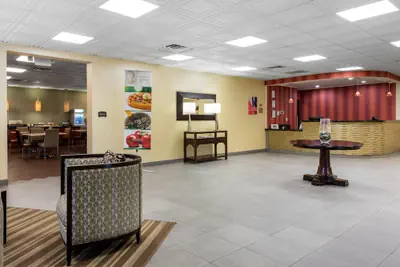 Photo 4 - Quality Inn & Suites Charleston - Civic Center