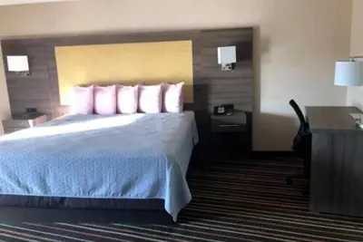 Photo 4 - Legacy Inn Sumner