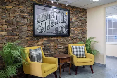 Photo 4 - Super 8 by Wyndham Salisbury
