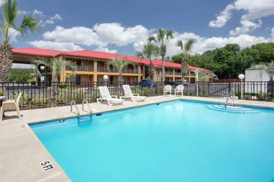 Photo 2 - Super 8 by Wyndham Defuniak Springs