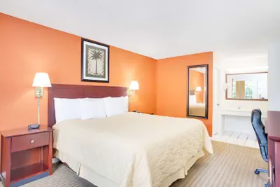 Photo 4 - Super 8 by Wyndham Defuniak Springs