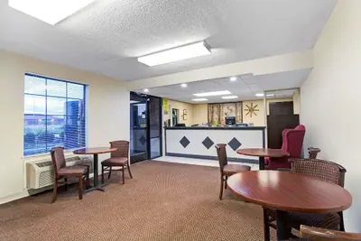 Photo 3 - Super 8 by Wyndham Clarksville East