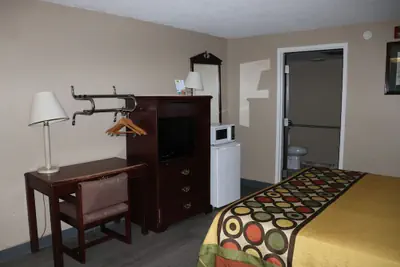 Photo 4 - Super 8 by Wyndham Clarksville East
