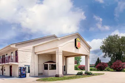 Photo 2 - Super 8 by Wyndham Clarksville East