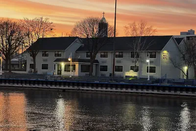Photo 2 - Harbor Winds Hotel