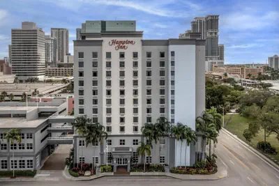 Photo 2 - Hampton Inn Ft. Lauderdale/Downtown Las Olas Area