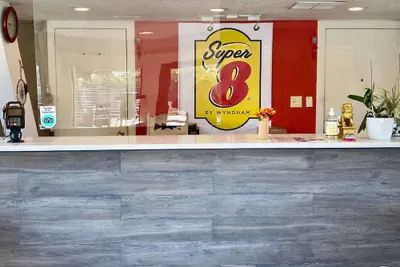 Photo 4 - Super 8 by Wyndham Albuquerque Downtown