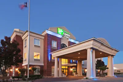 Photo 2 - Holiday Inn Express & Suites by IHG