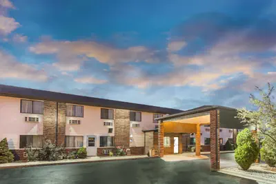 Photo 2 - Super 8 by Wyndham Bourbonnais/Kankakee Area