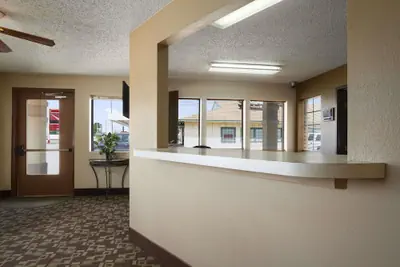 Photo 2 - Super 8 by Wyndham Blackwell