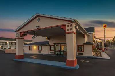 Photo 2 - Super 8 by Wyndham Florence