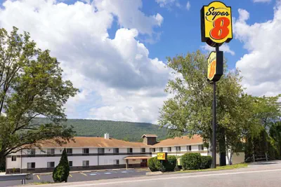Photo 2 - Super 8 by Wyndham Burnham/Lewistown