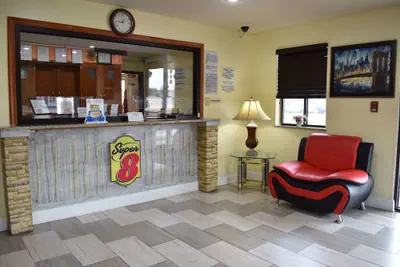 Photo 4 - Super 8 by Wyndham Newport News/Jefferson Ave.