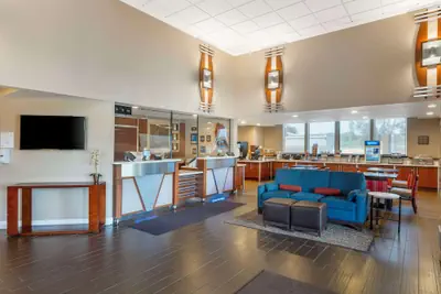 Photo 4 - Comfort Inn & Suites Redwood Country