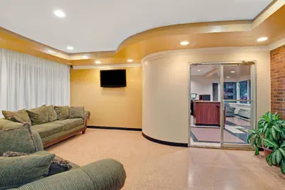 Photo 4 - Super 8 by Wyndham Milford/New Haven