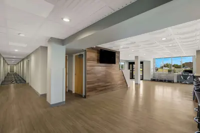 Photo 5 - SureStay Plus Hotel by Best Western Sevierville