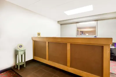 Photo 3 - Days Inn by Wyndham Cedar Falls- University Plaza
