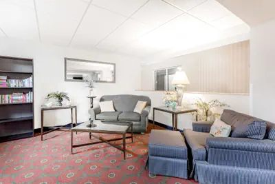 Photo 4 - Days Inn by Wyndham Cedar Falls- University Plaza