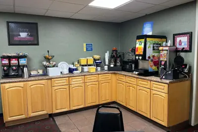 Photo 2 - Days Inn by Wyndham Cedar Falls- University Plaza