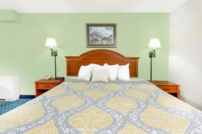 Photo 5 - Days Inn by Wyndham Cedar Falls- University Plaza