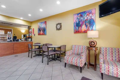 Photo 5 - Econo Lodge Louisville Airport