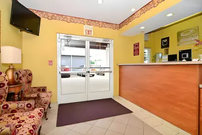 Photo 4 - Econo Lodge Louisville Airport
