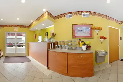 Photo 3 - Econo Lodge Louisville Airport