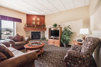 Photo 4 - Elevation Inn & Suites, Trademark Collection by Wyndham