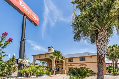 Photo 2 - Econo Lodge Inn & Suites Corpus Christi