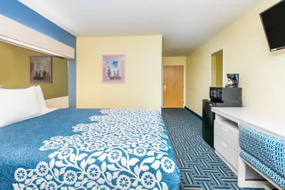 Photo 5 - Days Inn & Suites by Wyndham Pryor