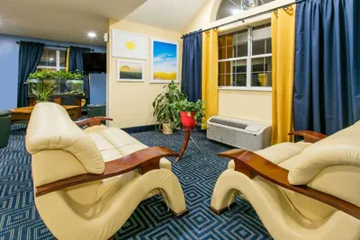 Photo 3 - Days Inn & Suites by Wyndham Pryor
