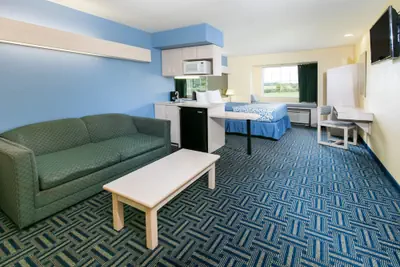 Photo 4 - Days Inn & Suites by Wyndham Pryor