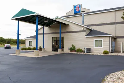 Photo 2 - Motel 6 Baraboo, WI - Lake Delton