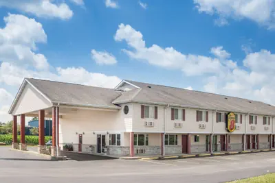 Photo 2 - Super 8 by Wyndham Wapakoneta