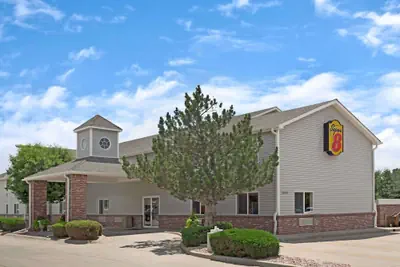 Photo 2 - Super 8 by Wyndham Windsor