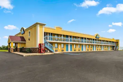 Photo 2 - Days Inn by Wyndham Fort Wayne