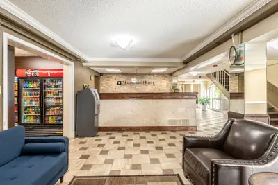Photo 5 - Magnuson Hotel Detroit Airport