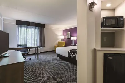 Photo 5 - La Quinta Inn & Suites by Wyndham Dallas Plano West