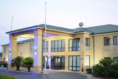 Photo 2 - Days Inn by Wyndham Montgomery