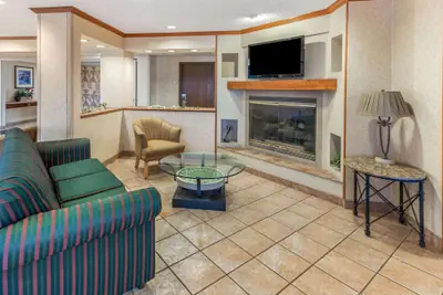 Photo 3 - La Quinta Inn & Suites by Wyndham Las Cruces Organ Mountain