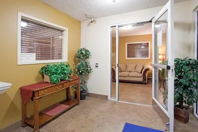 Photo 2 - Sonesta Simply Suites Salt Lake City Airport