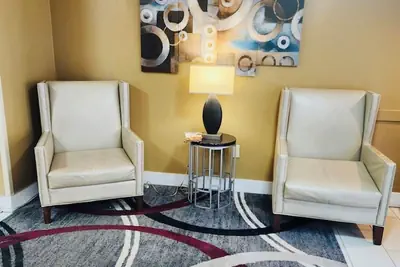 Photo 3 - Suburban Studios Charlotte – Executive Park