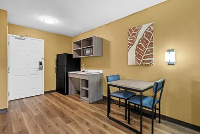 Photo 2 - Suburban Studios Charlotte – Executive Park