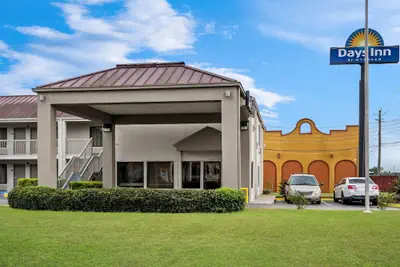 Photo 2 - Days Inn by Wyndham Bainbridge