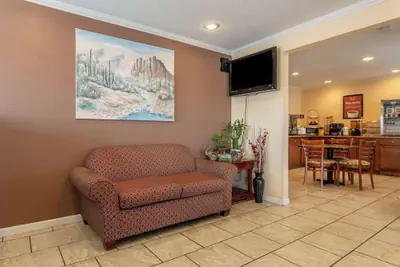 Photo 5 - Econo Lodge Inn & Suites Santa Rosa