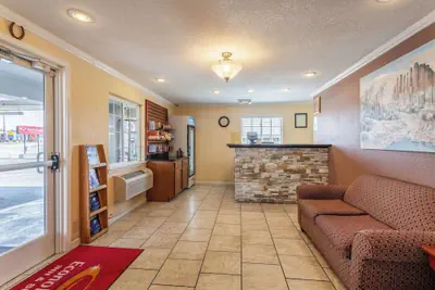 Photo 4 - Econo Lodge Inn & Suites Santa Rosa