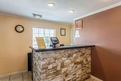 Photo 3 - Econo Lodge Inn & Suites Santa Rosa
