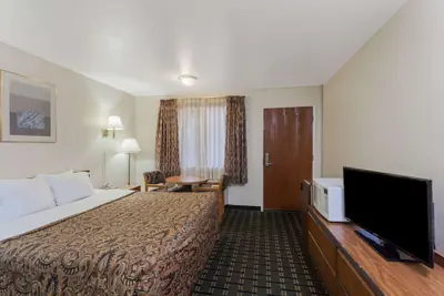 Photo 4 - Days Inn by Wyndham Anaheim West