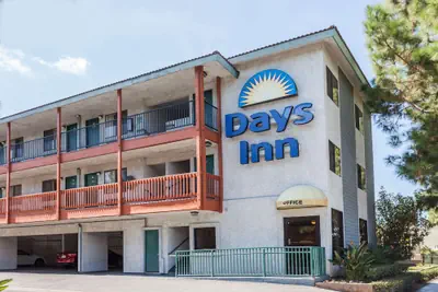 Photo 2 - Days Inn by Wyndham Anaheim West