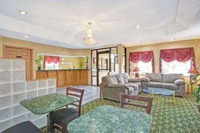 Photo 2 - Travelodge by Wyndham Forest Park Atlanta South